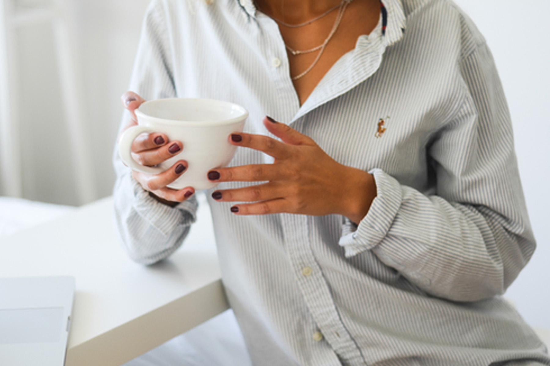 Девушка с чашкой кофе в руках фото